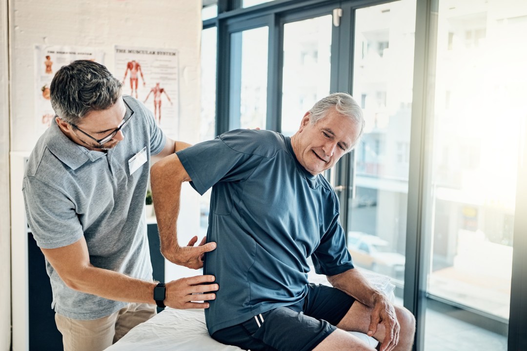 A dor nas costas afeta milhões de pessoas e pode ser evitada. Saiba como proteger a sua coluna com medidas simples de prevenção que melhoram a saúde e o bem-estar.